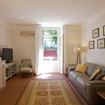 Antibes - antibes location appartement vacances living salon 1